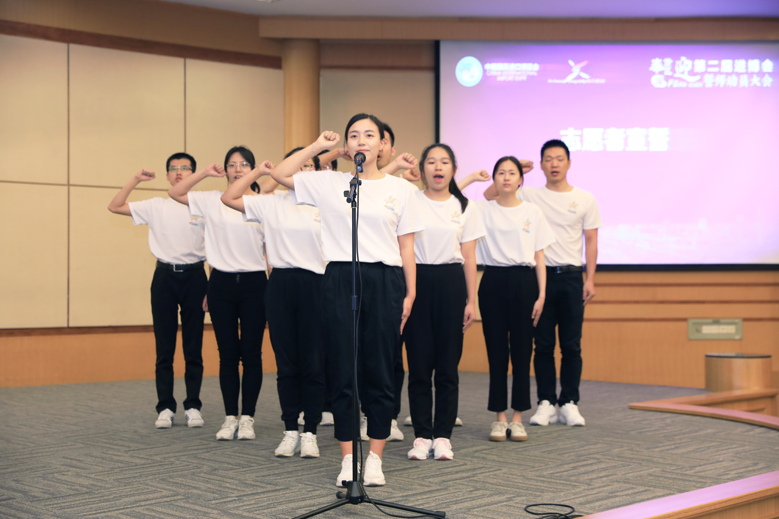 8月19日，上海奉贤区召开迎接第二届进博会誓师动员大会，正式吹响服务保障进博会的“集结号”。图为志愿